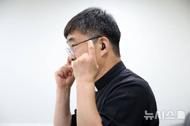 [서울=뉴시스] 박진희 기자 = 박민서 베네딕토 신부가 지난 12일 서울 중구 평화방송빌딩에서 인터뷰 하고 있다. 아시아 최초 농인(聾人, 청각장애로 인해 수어로 의사소통을 하는 사람) 사제인 박 신부는 최근 첫 저서 '에파타! 시노드에 응답하는 농인 교회'를 출간했다. 2025.06.14. pak7130@newsis.com