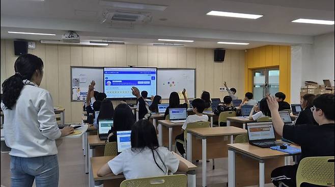 [광주=뉴시스] 지난 달 무선 와이파이 장비 설치가 완료된 광주 양산중학교에서 1학년 학생들이 디지털교과서 실습 수업에 참여하고 있다. (사진 제공 = 광주교육청). 2025.05.29. photo@newsis.com *재판매 및 DB 금지