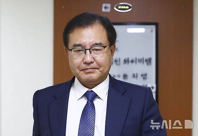 [서울=뉴시스] 김근수 기자 = 순직 해병 수사 방해 의혹 사건을 수사할 이명현 특별검사가 지난 13일 서울 서초동 사무실을 나서고 있다. 2025.06.13. ks@newsis.com