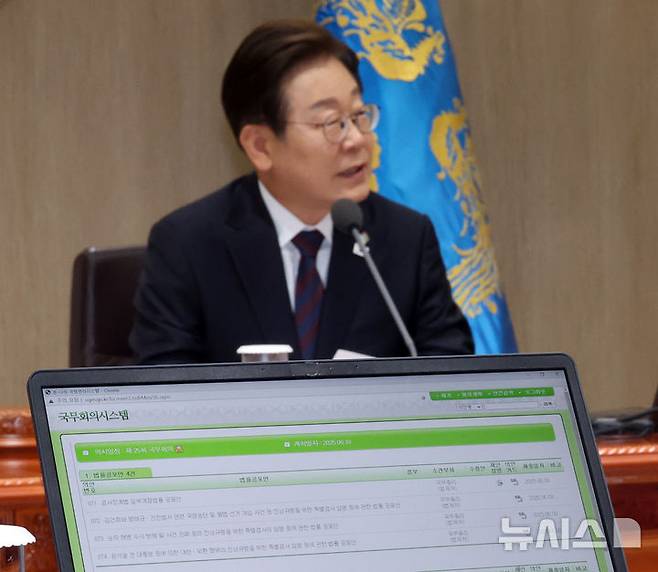[서울=뉴시스] 최진석 기자 = 이재명 대통령이 지난 10일 서울 용산 대통령실에서 열린 국무회의에서 발언하는 앞으로 3대 특검법 법률공포안이 보이고 있다. (대통령실통신사진기자단) 2025.06.10. myjs@newsis.com