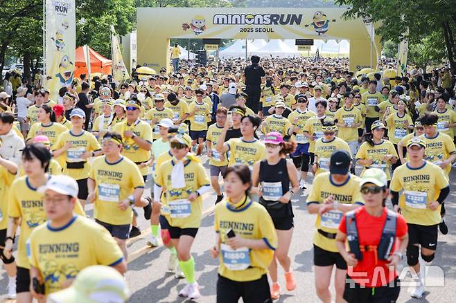 [서울=뉴시스] 황준선 기자 = 15일 오전 서울 마포구 평화의공원에서 열린 미니언즈 런 2025 서울에서 참가자들이 힘차게 달리고 있다. 2025.06.15. hwang@newsis.com