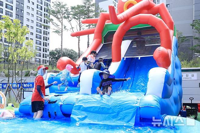 [과천=뉴시스] 지난해 여름 처음 개장한 과천갈현초등학교 물놀이장에서 아이들이 물놀이를 즐기고 있다. (사진=과천시 제공).2025.06.15. photo@newsis.com