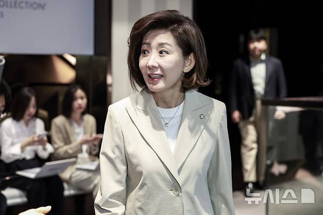 [서울=뉴시스] 정병혁 기자 = 나경원 국민의힘 의원이 23일 서울 중구 더플라자호텔에서 열린 제3회  국가와 민족을 위한 조찬기도회에 참석하고 있다. 2025.05.23. jhope@newsis.com