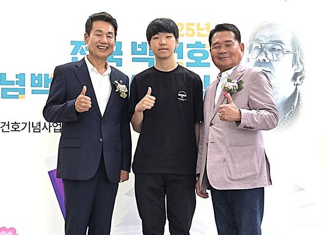 [원주=뉴시스] 이덕화 기자 = 15일 강원 원주시 원주문화원에서 '2025년 전국 박건호 기념 백일장'이 열린 가운데 대상을 수상한 경포고등학교 2학년 정영빈 학생이 김종태 박건호 기념 사업회 이사장(왼쪽), 신경호 강원특별자치도교육감과 기념사진을 촬영하고 있다. 2025.06.15. wonder8768@newsis.com *재판매 및 DB 금지