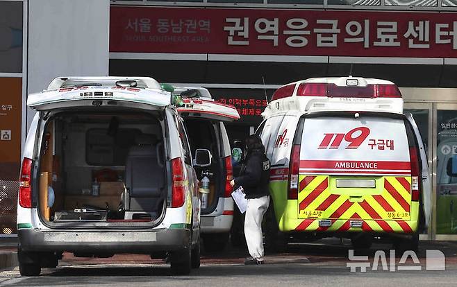 [서울=뉴시스] 김근수 기자 = 서울 시내의 한 대학병원 응급실 앞에 구급차들이 대기하고 있다. 2025.02.25. ks@newsis.com