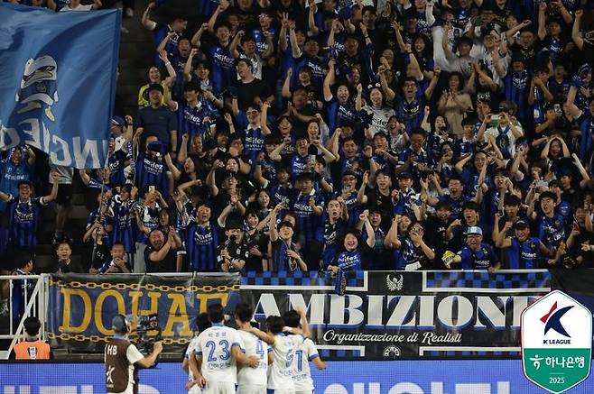 [서울=뉴시스]K리그2 인천-수원전 최다 관중 신기록. (사진=한국프로축구연맹 제공)