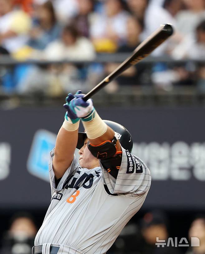 [서울=뉴시스] 김명년 기자 = 28일 서울 송파구 잠실야구장에서 열린 2025 KBO리그 한화 이글스와 LG 트윈스의 경기, 3회초 2사 주자 2루 상황 한화 노시환이 1타점 안타를 치고 있다. 2025.05.28. kmn@newsis.com