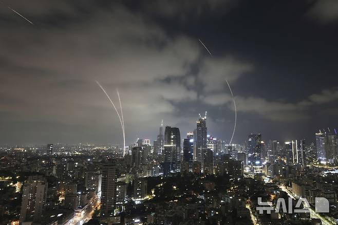 [텔아비브=AP/뉴시스] 이스라엘의 방공 시스템 아이언 돔이 15일(현지 시간) 이스라엘 텔아비브 상공에서 이란이 발사한 미사일을 요격하기 위해 작동하고 있다. 2025.06.15.