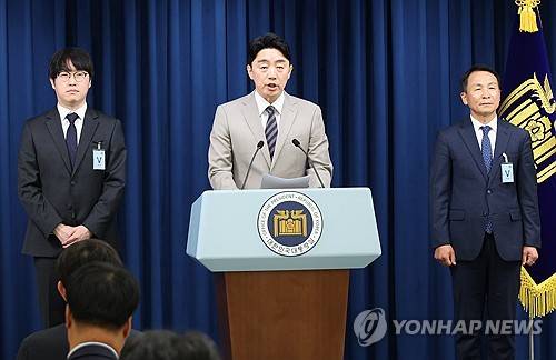 인선발표하는 대통령실비서실장 (서울=연합뉴스) 한상균 기자 = 강훈식 대통령비서실장이 15일 서울 용산 대통령실에서 인선 발표를 하고 있다. 왼쪽부터 하정우 AI미래기획수석, 강 비서실장, 김현종 국가안보실 1차장. 2025.6.15 xyz@yna.co.kr