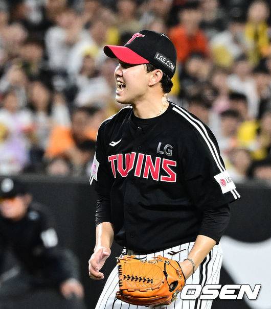 [OSEN=대전, 지형준 기자] 14일 대전 한화생명볼파크에서 2025 신한 SOL Bank KBO리그 한화 이글스와 LG 트윈스의 경기가 열렸다.LG가 40승 26패 1무(승률 .606)로 1위, 한화는 40승 27패(승률 .597)로 2위다. 0.5경기 차이다. 경기 결과에 따라 1위가 바뀔 수도 있다.&nbsp;이날 한화는 폰세, LG는 임찬규를 선발로 내세웠다.9회말 2사에서 LG 유영찬이 한화 황영묵을 삼진 처리하며 포효하고 있다. 2025.06.14 /jpnews@osen.co.kr