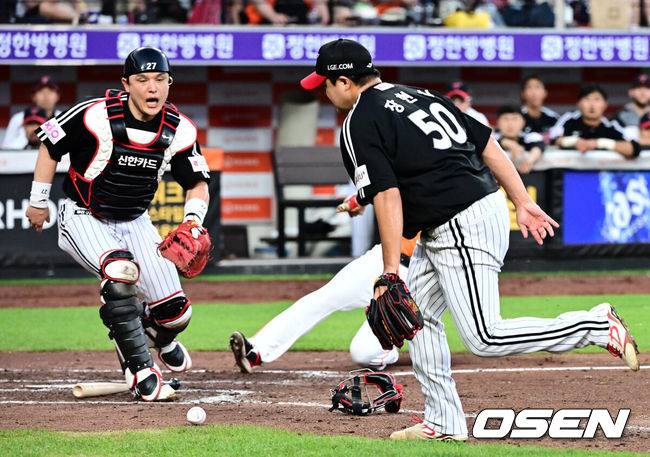 [OSEN=대전, 지형준 기자] 14일 대전 한화생명볼파크에서 2025 신한 SOL Bank KBO리그 한화 이글스와 LG 트윈스의 경기가 열렸다.LG가 40승 26패 1무(승률 .606)로 1위, 한화는 40승 27패(승률 .597)로 2위다. 0.5경기 차이다. 경기 결과에 따라 1위가 바뀔 수도 있다.&nbsp;이날 한화는 폰세, LG는 임찬규를 선발로 내세웠다.7회말 1사 1,3루에서 LG 장현식이 한화 황영묵의 스퀴즈 번트에 글러브 토스에 실패하며 역전 득점을 헝 올리고 있다. 2025.06.14 /jpnews@osen.co.kr