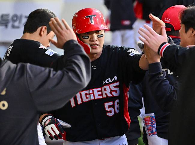 [OSEN=대구, 이석우 기자] 24일 대구삼성라이온즈파크에서 2025 신한 SOL 뱅크 KBO 리그 삼성 라이온즈와 KIA 타이거즈의 경기가 열렸다. 홈팀 삼성은 이승현이, 방문팀 KIA는 김도현이 선발 출전했다. KIA 타이거즈 오선우가 4회초 2사 1,3루 김호령의 우익수 오른쪽 1타점 안타때 득점을 올리고 하이파이브를 하고 있다. 2025.05.24 / foto0307@osen.co.kr