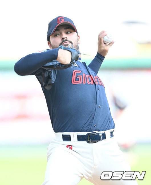 [OSEN=인천, 김성락 기자] 14일 인천 SSG랜더스필드에서 ‘2025 신한은행 SOL Bank KBO리그’ SSG 랜더스와 롯데 자이언츠의 경기가 열렸다.이날 SSG는 김광현, 롯데는 감보아를 선발로 내세웠다. &nbsp;1회말 롯데 선발 감보아가 마운드에 올라 힘차게 공을 뿌리고 있다. 2025.06.14 / ksl0919@osen.co.kr