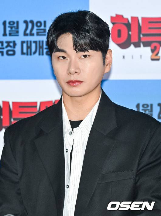 [OSEN=박준형 기자] 15일 오후 서울 용산아이파크몰 내 용산 CGV에서 영화 '히트맨2'(감독 최원섭) 언론시사회가 진행됐다.‘히트맨2’는 대히트 흥행 작가에서 순식간에 ‘뇌절작가’로 전락한 ‘준’(권상우 분)이 야심 차게 선보인 신작 웹툰을 모방한 테러가 발생하고, 하루아침에 범인으로 몰리면서 벌어지는 코믹 액션 영화다.&nbsp;오는 22일 개봉.배우 이이경이 질문을 듣고 있다.  2025.01.15 / soul1014@osen.co.kr