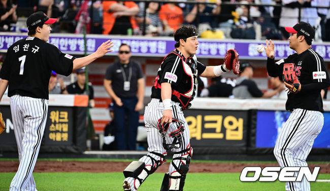 [OSEN=대전, 지형준 기자] 14일 대전 한화생명볼파크에서 2025 신한 SOL Bank KBO리그 한화 이글스와 LG 트윈스의 경기가 열렸다.LG가 40승 26패 1무(승률 .606)로 1위, 한화는 40승 27패(승률 .597)로 2위다. 0.5경기 차이다. 경기 결과에 따라 1위가 바뀔 수도 있다.&nbsp;이날 한화는 폰세, LG는 임찬규를 선발로 내세웠다.5회말 2사 3루에서 LG 박동원이 임찬규 폭투에 런다운에 걸린 한화 이원석을 홈에서 태그아웃시키며 임찬규, 문보경과 기뻐하고 있다. 2025.06.14 /jpnews@osen.co.kr