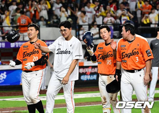 [OSEN=대전, 지형준 기자] 프로야구 한화 이글스와 LG 트윈스가 연장 11회 접전을 펼쳤으나 승부를 가리지 못했다.&nbsp;한화와 LG는&nbsp;14일 대전 한화생명볼파크에서 열린 2025 KBO리그 정규 시즌 맞대결 9차전에서 연장 11회 2-2 무승부를 기록했다.&nbsp;LG는 1위를 지켰고, 한화는 LG와 0.5경기 차이를 유지했다. &nbsp;경기를 마치고 한화 선수들이 무승부를 아쉬워하고 있다. 2025.06.14 /jpnews@osen.co.kr