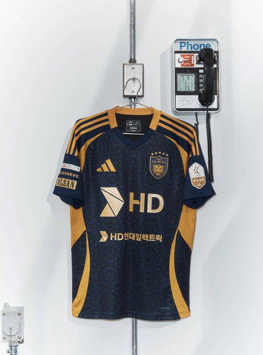 [사진] 48위에 오른 써드 유니폼 / 울산 HD 제공