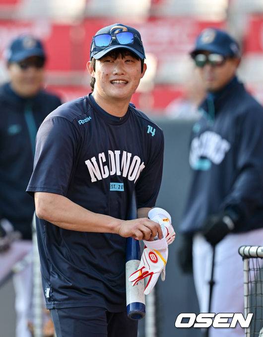 [OSEN=수원, 조은정 기자]10일 오후 경기도 수원 KT위즈파크에서 ‘2025 신한 SOL Bank KBO리그’ KT 위즈와 NC 다이노스의 경기가 열린다.홈팀 KT는 오원석, 방문팀 NC는 라일리를 선발로 내세웠다.NC 최정원이 훈련을 하고 있다. 2025.04.10 /cej@osen.co.kr