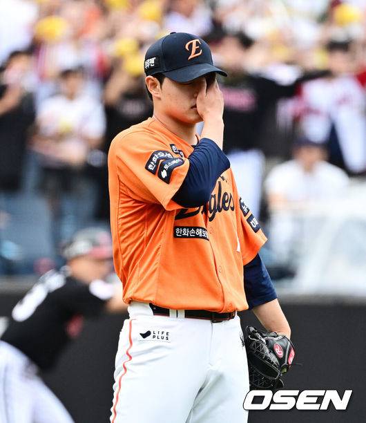 [OSEN=대전, 지형준 기자] 15일 대전 한화생명볼파크에서 2025 신한 SOL Bank KBO리그 한화 이글스와 LG 트윈스의 경기가 열렸다.이날 한화는 문동주, LG는 송승기를 선발로 내세웠다.3회초 1사 만루에서 한화 문동주가 LG 김현수에 선제 1타점 적시타를 허용하며 아쉬워하고 있다. 2025.06.15 /jpnews@osen.co.kr