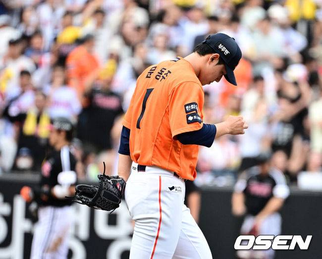 [OSEN=대전, 지형준 기자] 15일 대전 한화생명볼파크에서 2025 신한 SOL Bank KBO리그 한화 이글스와 LG 트윈스의 경기가 열렸다.이날 한화는 문동주, LG는 송승기를 선발로 내세웠다.3회초 2사 만루에서 한화 문동주가 LG 문보경에 밀어내기 볼넷을 허용하며 아쉬워하고 있다. 2025.06.15 /jpnews@osen.co.kr