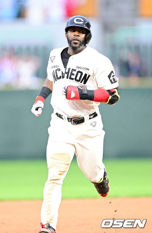 [OSEN=인천, 최규한 기자] 15일 인천 SSG랜더스필드에서 ‘2025 신한 SOL Bank KBO리그’ SSG 랜더스와 롯데 자이언츠의 경기가 열렸다.홈팀 SSG은 드류 앤더슨, 방문팀 롯데는 이민석을 선발로 내세웠다.6회말 무사 선두타자로 나선 SSG 에레디아가 선제 좌월 솔로포를 날리고 그라운드를 돌고 있다. 2025.06.15 / dreamer@osen.co.kr