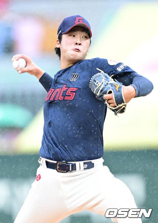 [OSEN=인천, 최규한 기자] 15일 인천 SSG랜더스필드에서 ‘2025 신한 SOL Bank KBO리그’ SSG 랜더스와 롯데 자이언츠의 경기가 열렸다.홈팀 SSG은 드류 앤더슨, 방문팀 롯데는 이민석을 선발로 내세웠다.2회말 롯데 선발 이민석이 힘차게 공을 뿌리고 있다. 2025.06.15 / dreamer@osen.co.kr