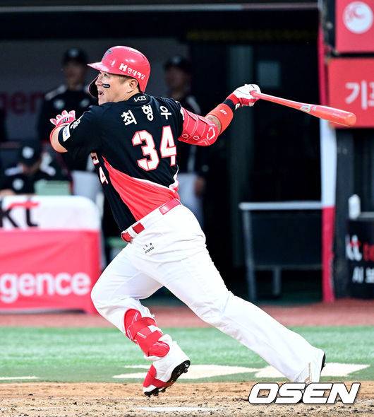 [OSEN=수원, 최규한 기자] 30일 수원 KT위즈파크에서 ‘2025 신한 SOL Bank KBO리그’ KT 위즈와 KIA 타이거즈의 경기가 열렸다.홈팀 KT는 헤이수스, 방문팀 KIA는 김도현을 선발로 내세웠다.4회초 선두타자로 나선 KIA 최형우가 안타를 날리고 있다. 2025.05.30 / dreamer@osen.co.kr