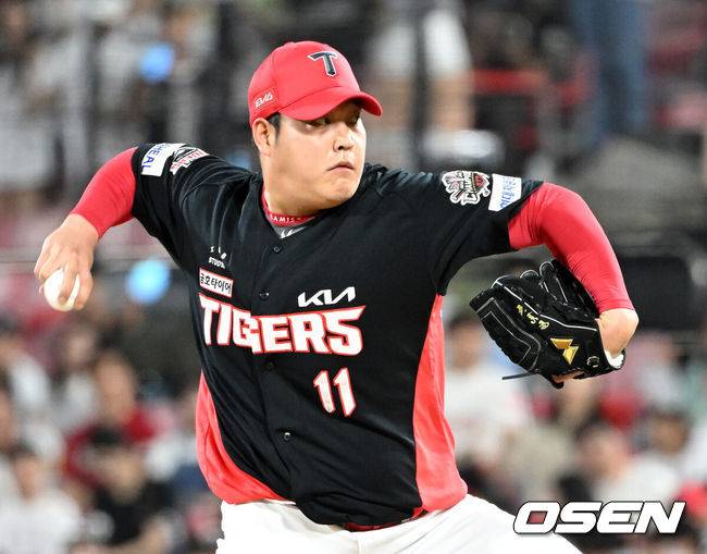 [OSEN=수원, 이대선 기자] 22일 오후 수원 KT위즈파크에서 2025 신한 SOL Bank KBO리그 KT 위즈와 KIA 타이거즈의 경기가 열렸다.KT는 쿠에바스, KIA는 양현종을 선발투수로 내세웠다8회말 무사에서 KIA 조상우가 역투하고 있다. 2025.05.22 /sunday@osen.co.kr