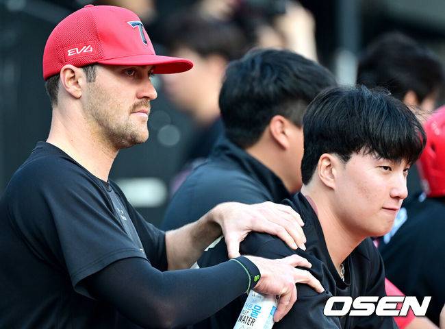 [OSEN=수원, 최규한 기자] 30일 수원 KT위즈파크에서 ‘2025 신한 SOL Bank KBO리그’ KT 위즈와 KIA 타이거즈의 경기가 열렸다.홈팀 KT는 헤이수스, 방문팀 KIA는 김도현을 선발로 내세웠다.경기를 앞두고 KIA 네일과 정해영이 그라운드를 주시하고 있다. 2025.05.30 / dreamer@osen.co.kr