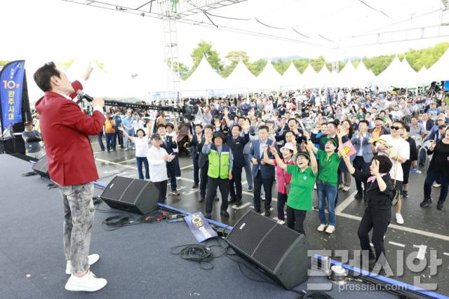 ▲14일 완주군청 광장에서 열린 ‘제60회 완주군민의 날 대축제’에서 완주군 홍보대사로 위촉된 방송인 김성환 씨가 무대 공연을 펼치자 관람객들이 박수와 환호로 화답하고 있다. ⓒ완주군