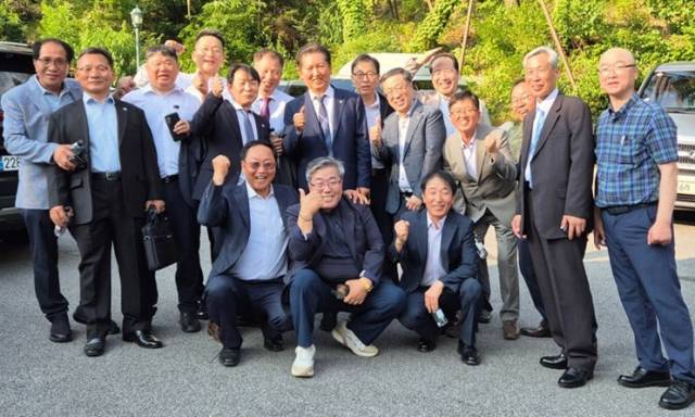 ▲14일 서올 모처에서 열린 이 대통령 아들 결혼식에 참석한 이 대통령의 '소년공' 시절 동료들. ⓒ정청래 의원 페이스북 갈무리.