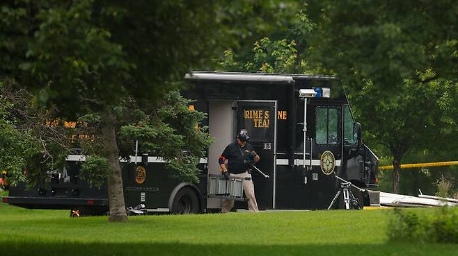 범행 현장에서 수사 중인 경찰들