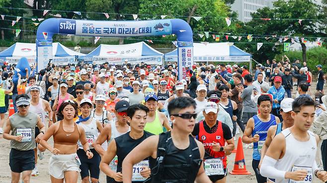 15일 경북 울릉군 울릉읍 울릉문화예술체험장에서 열린 독도지키기 제20회 울릉도 국제 마라톤대회에서 풀코스 참가자들이 힘차게 출발하고 있다.