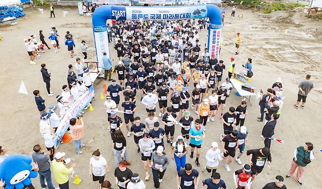 15일 경북 울릉군 울릉읍 울릉문화예술체험장에서 열린 독도지키기 제20회 울릉도 국제 마라톤대회에서 참가자들이 힘차게 출발하고 있다.