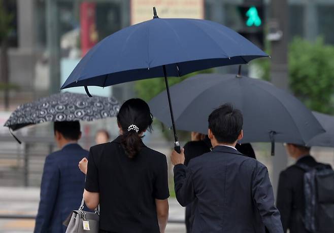 서울역 인근에서 우산을 쓴 시민들이 이동하고 있다. 연합뉴스