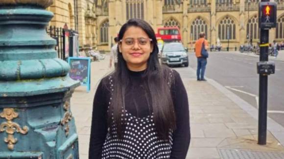 인도 구자라트주 아메다바드 공항에서 추락한 에어인디아 항공편을 교통체증 때문에 놓친 부미 차우한(28).