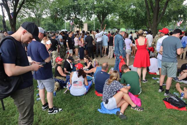 14일(현지 시간) 미 워싱턴DC에서 열린 미 육군 창설 250주년 기념 열병식에서 ‘마가(MAGA)’ 모자를 쓴 트럼프 대통령 지지자들이 앉아 있다. 이태규 특파원