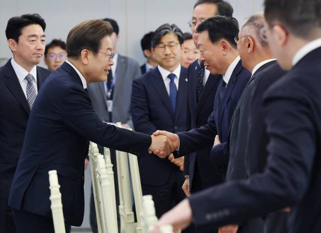 이재명 대통령이 13일 서울 용산 대통령실에서 열린 6경제단체·기업인 간담회에서 신동빈 롯데그룹 회장과 악수하고 있다. 사진 제공=대통령실