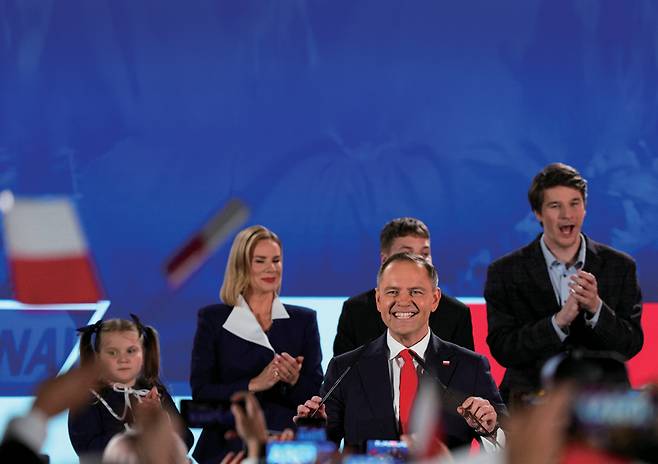 6월1일(현지시간) 치러진 폴란드 대통령선거 결선투표에서 민족주의 우파 성향의 야권 후보인 무소속 카롤 나브로츠키가 당선됐다. ⓒREUTERS