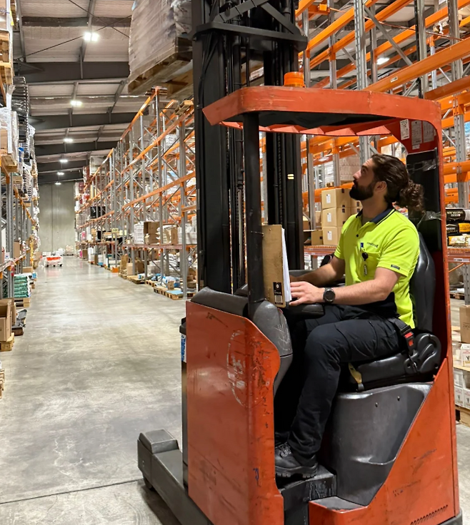 골키퍼 코너 트레이시가 회사에서 근무하고 있다. CNN