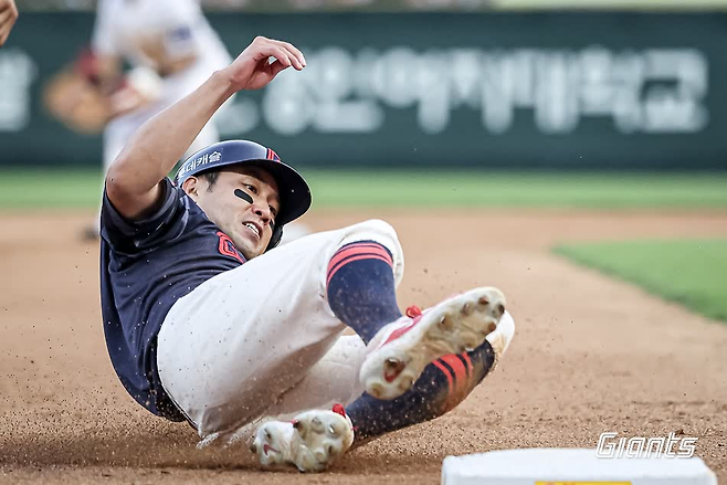 롯데 전준우가 14일 문학 SSG전 8회 1사 1,2루에서 1루에 있다가 김민성의 적시타에  3루 슬라이딩을 하고 있다. 롯데 자이언츠 제공