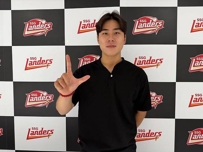 ▲ SSG와 육성선수 계약을 하고 새로운 야구 인생을 시작하는 장현진 ⓒSSG랜더스