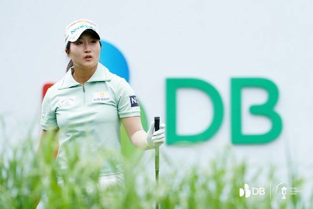 티샷을 날리고 타구를 바라보는 김시현. /사진=대회조직위 제공