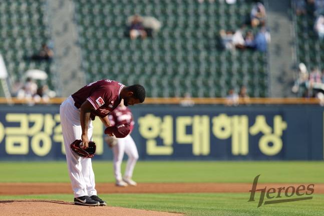 다시 찾은 잠실구장에서 친정팀 팬들에게 인사를 하고 있는 알칸타라. /사진=키움 히어로즈 제공