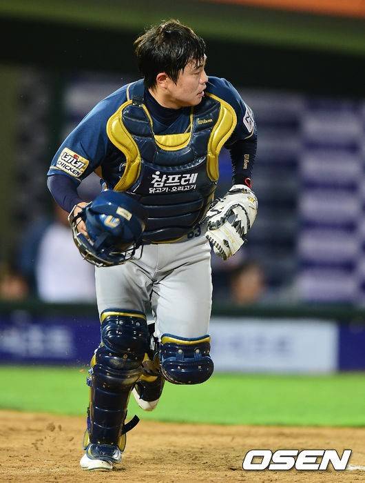 NC 권희동이 지난 2014년 포수 수비를 하고 있다.