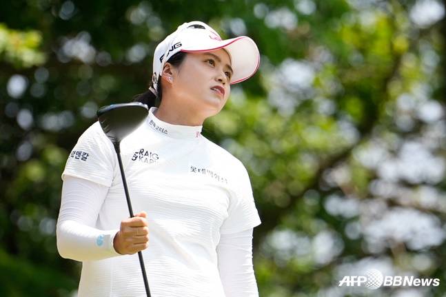 최혜진이 15일 LPGA 투어 마이어 LPGA 클래식 3라운드에서 드라이버 티샷을 날리고 타구를 바라보고 있다. /AFPBBNews=뉴스1