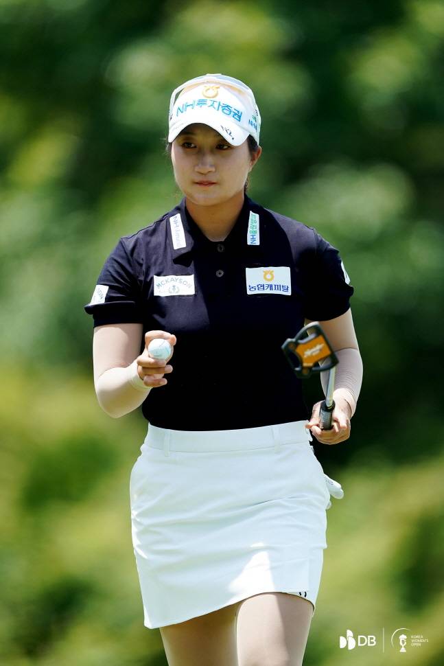 김시현이 퍼트를 성공시킨 뒤 갤러리들에게 인사를 하고 있다. /사진=대회조직위 제공