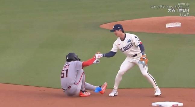 LA 다저스 김혜성(오른쪽)이 15일 샌프란시스코전에서 2루에서 슬라이딩을 한 이정후를 일으켜세우고 있다. /사진=NHK 중계화면 갈무리