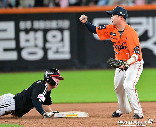 14일 오후 대전 한화생명 볼파크에서 열린 '2025 신한 SOL Bank KBO리그' LG 트윈스와 한화 이글스의 경기, 8회초 무사 1루 한화 이도윤이 2루 도루를 시도한 LG 신민재를 태그아웃 시킨 후 기뻐하고 있다. 대전, 김한준 기자