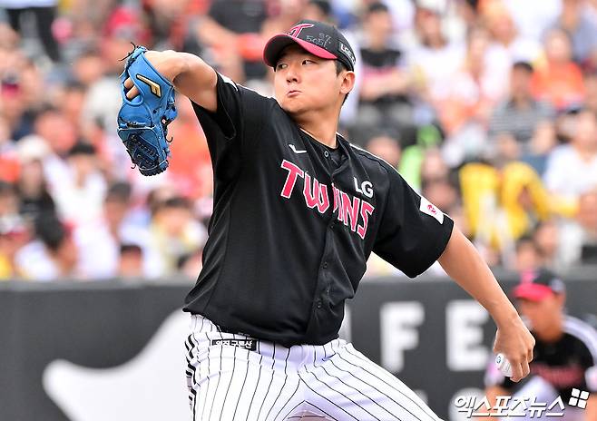 15일 오후 대전 한화생명 볼파크에서 열린 '2025 신한 SOL Bank KBO리그' LG 트윈스와 한화 이글스의 경기, 1회말 LG 선발투수 송승기가 공을 힘차게 던지고 있다. 대전, 김한준 기자